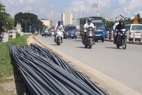 Những bó sắt được nhập về nhưng không mang vào cửa hàng mà chờ trên đường, để chuyển ngay đến khách hàng. Ảnh: Thanh Hoa